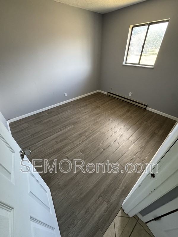 315 East Ln - Photo 6 of 7