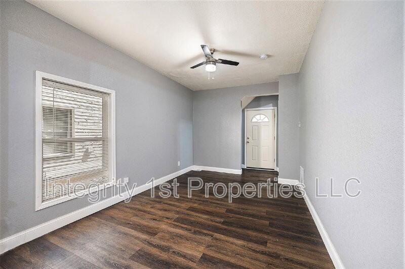 1116 E 45th St #B - Photo 5 of 16