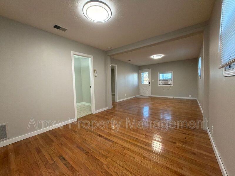 2205 Holdrege St #2 - Photo 3 of 13