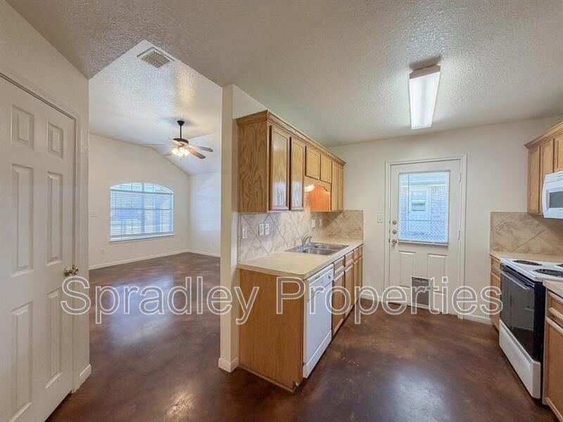 5510 Luxor Dr Apt A - Photo 3 of 17