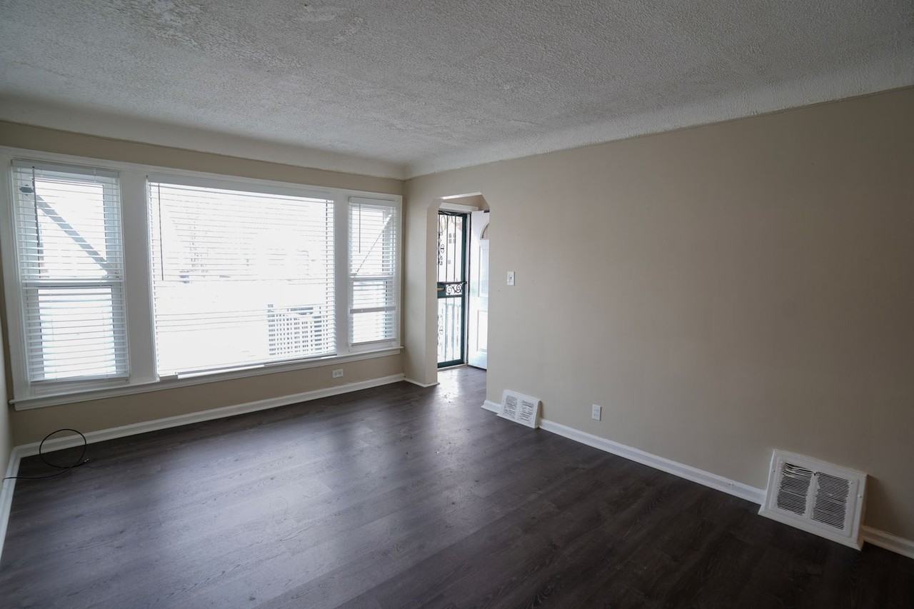 18499 Vaughan St - Photo 2 of 7