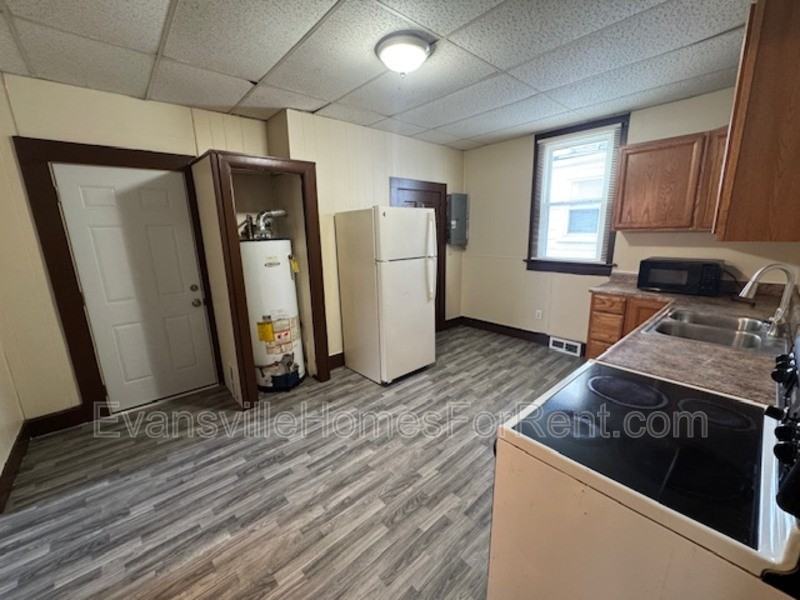 1112 W Tennessee St - Photo 4 of 11