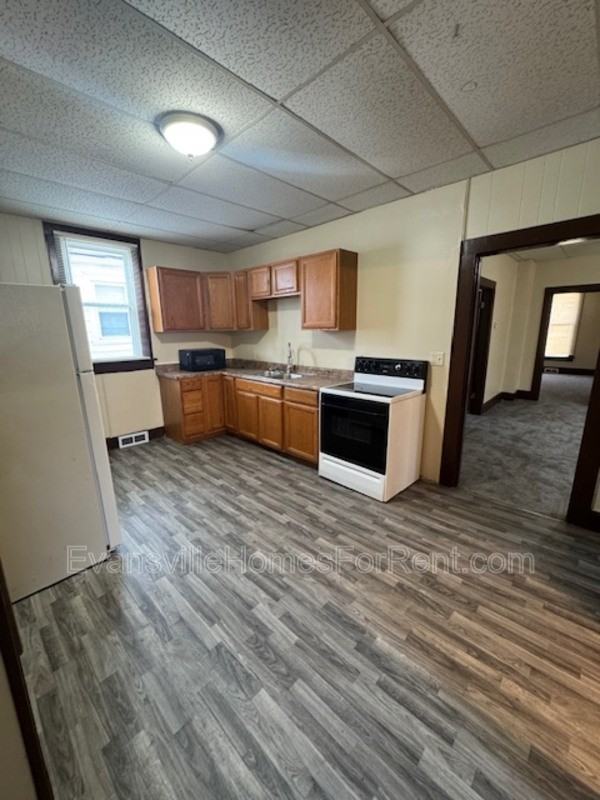 1112 W Tennessee St - Photo 5 of 11