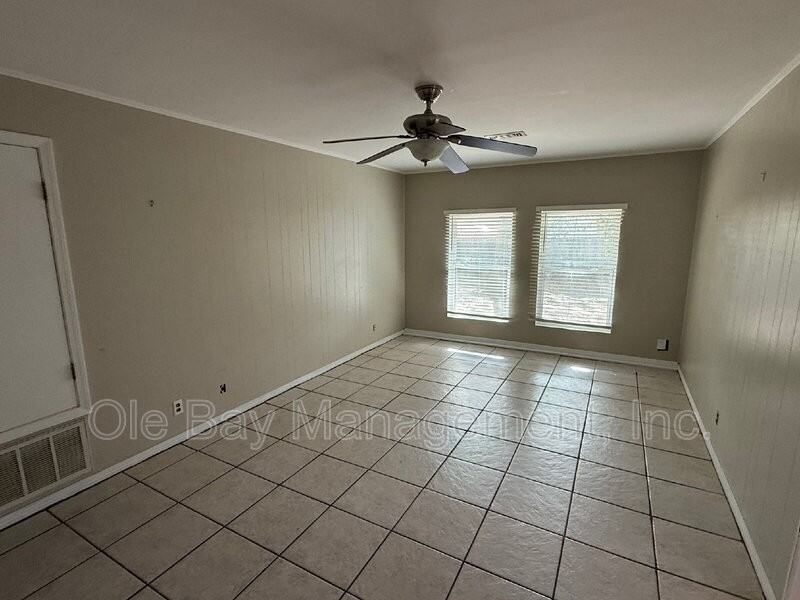 5555 Vanderbilt Dr N - Photo 4 of 11