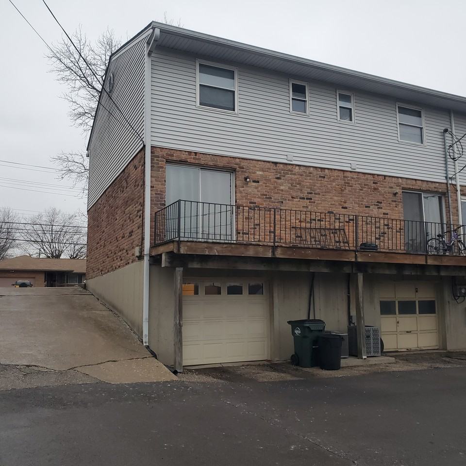 834 Jackson Lane - Photo 2 of 17