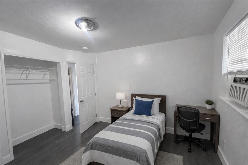 715 Northwest 15th Terrace #2 - Photo 4 of 6