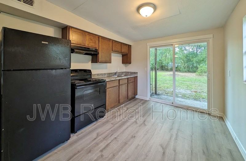 2862 W 8th St - Photo 3 of 9