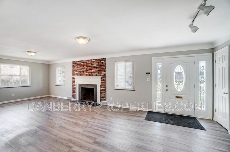 1133 N Byrne Rd - Photo 5 of 36