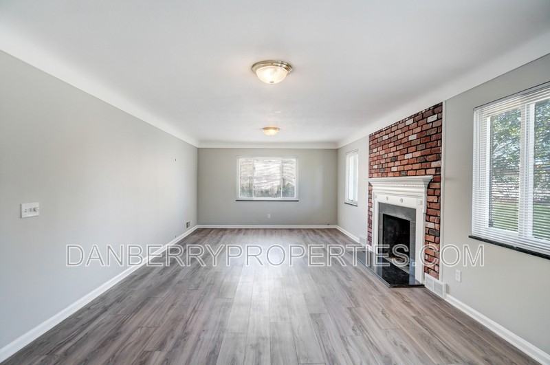 1133 N Byrne Rd - Photo 6 of 36