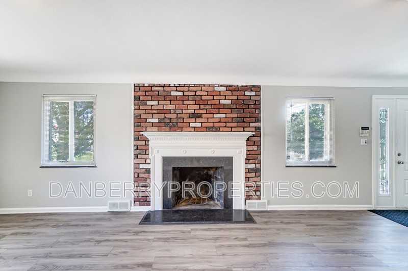 1133 N Byrne Rd - Photo 7 of 36