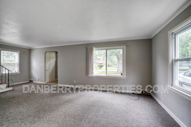 1017 Searles Rd - Photo 3 of 36