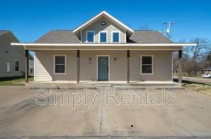 featured image of 703 Maple St #1