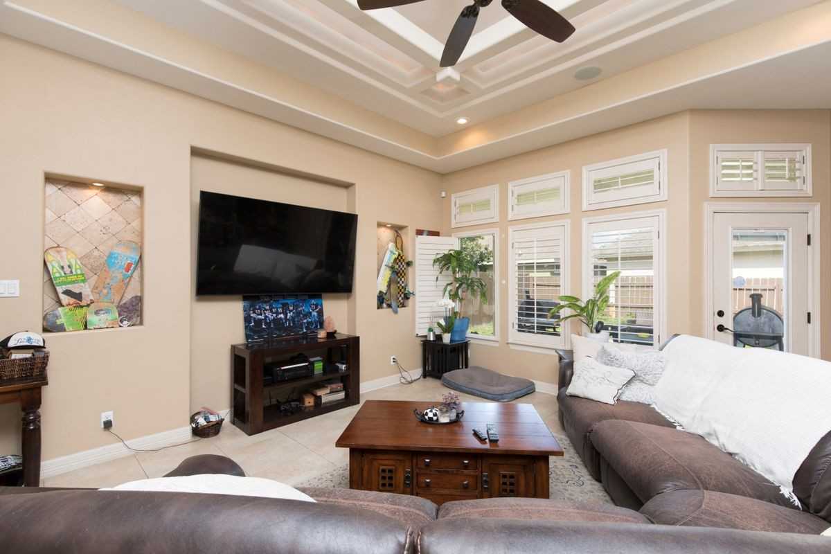 2020 Queens Ave - Photo 2 of 15