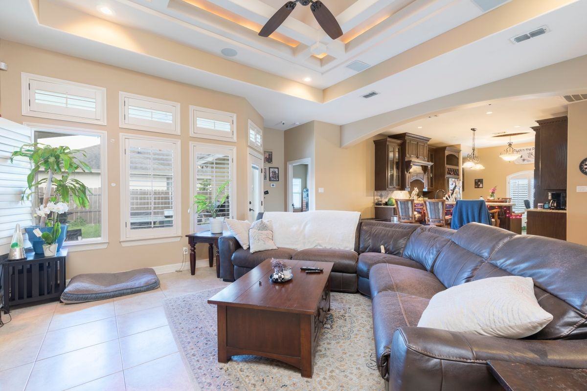 2020 Queens Ave - Photo 3 of 15