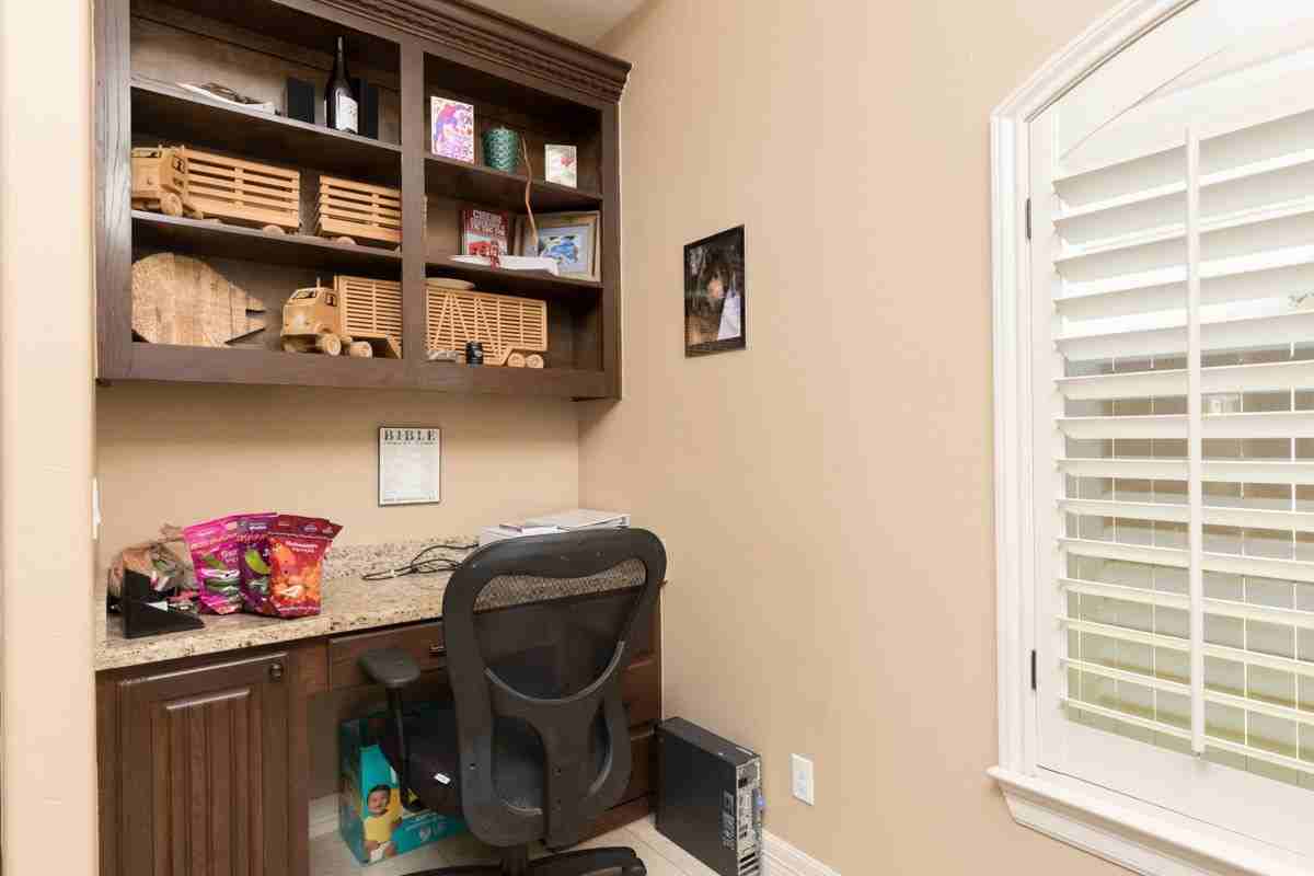 2020 Queens Ave - Photo 7 of 15