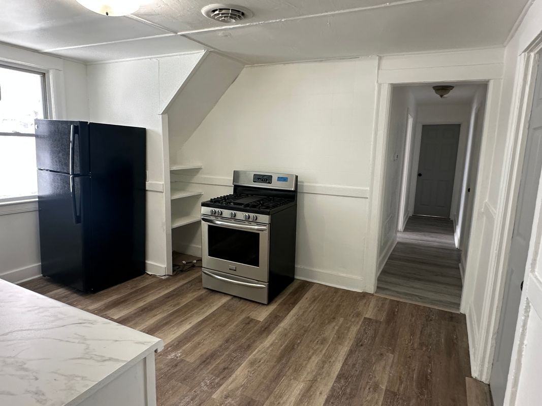 557 Glide St - Photo 4 of 12