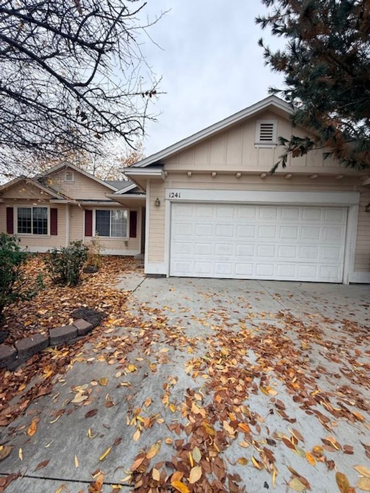 1241 N Cathy Ave - Photo 2 of 17