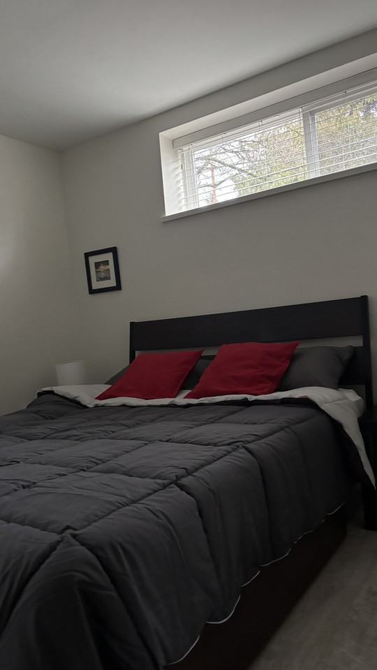 1093 Adderley St - Photo 4 of 10