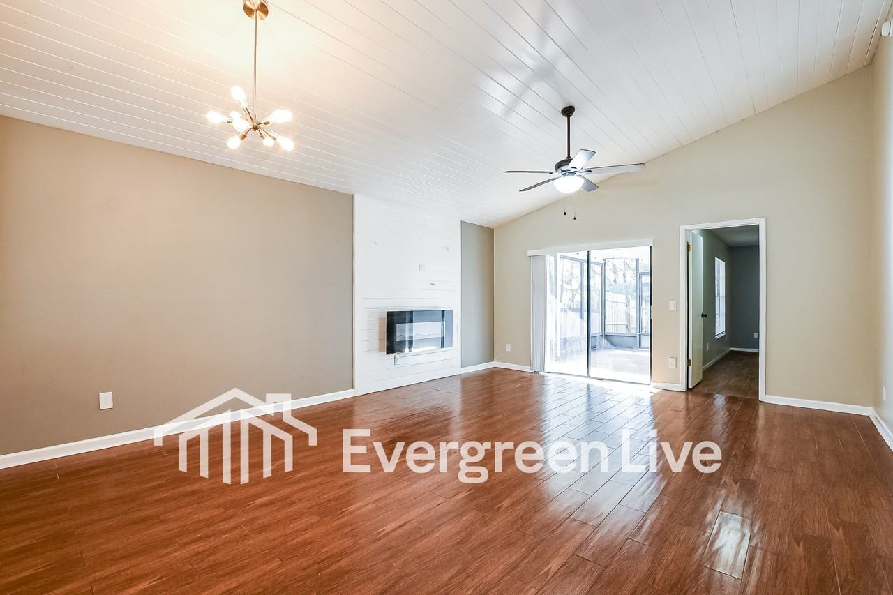 1946 Larkwood Dr - Photo 2 of 15