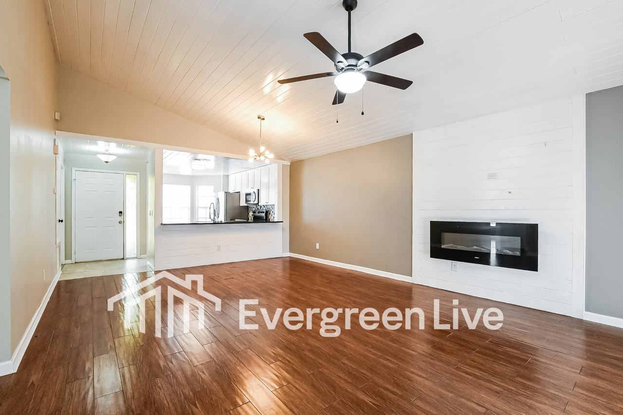 1946 Larkwood Dr - Photo 4 of 15