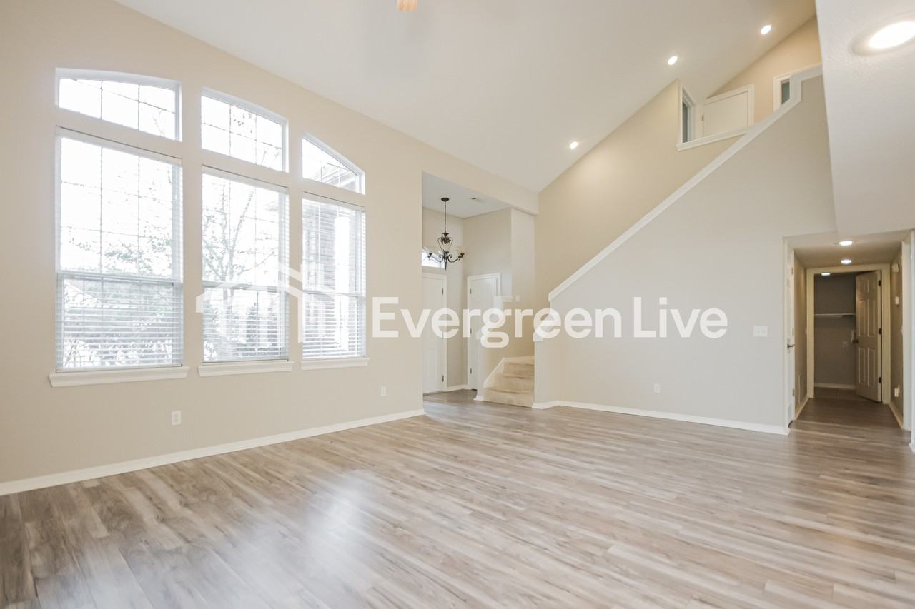 1668 Niagara St - Photo 3 of 15