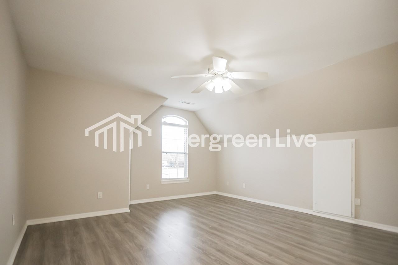 1668 Niagara St - Photo 4 of 15