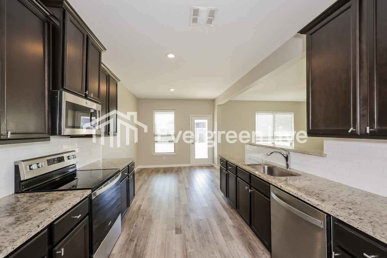 1527 Mackinac Dr - Photo 2 of 15