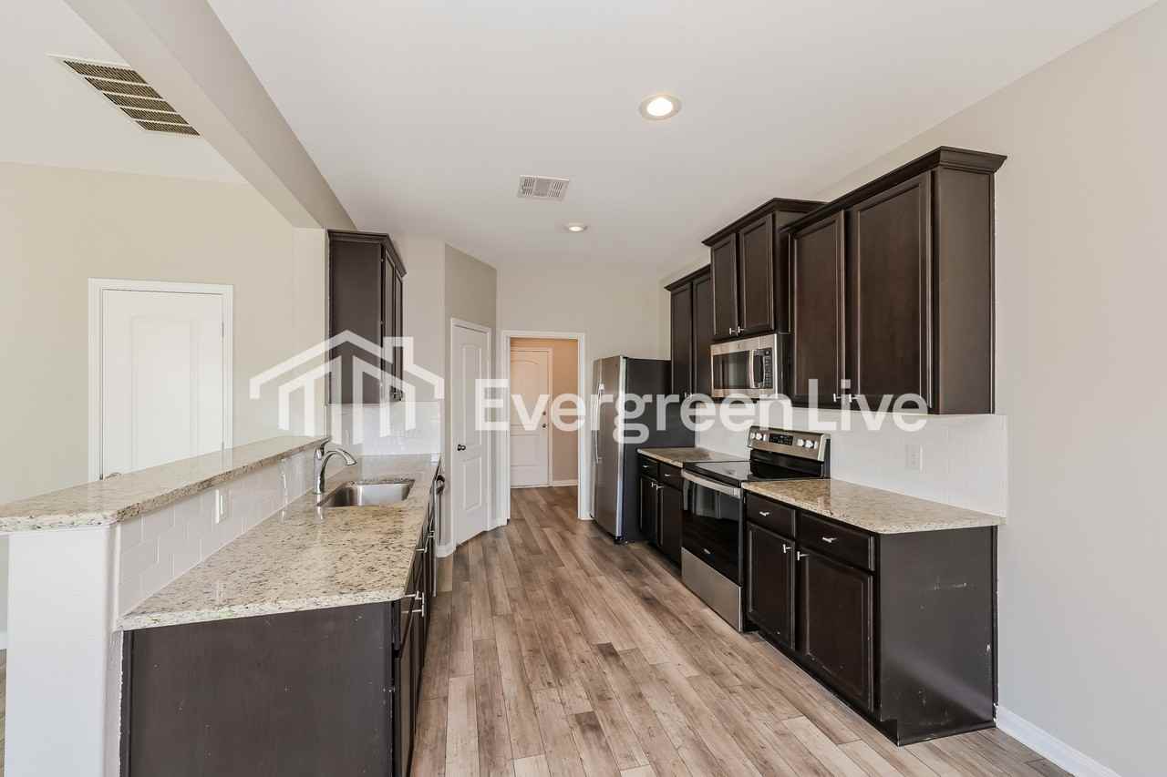 1527 Mackinac Dr - Photo 3 of 15