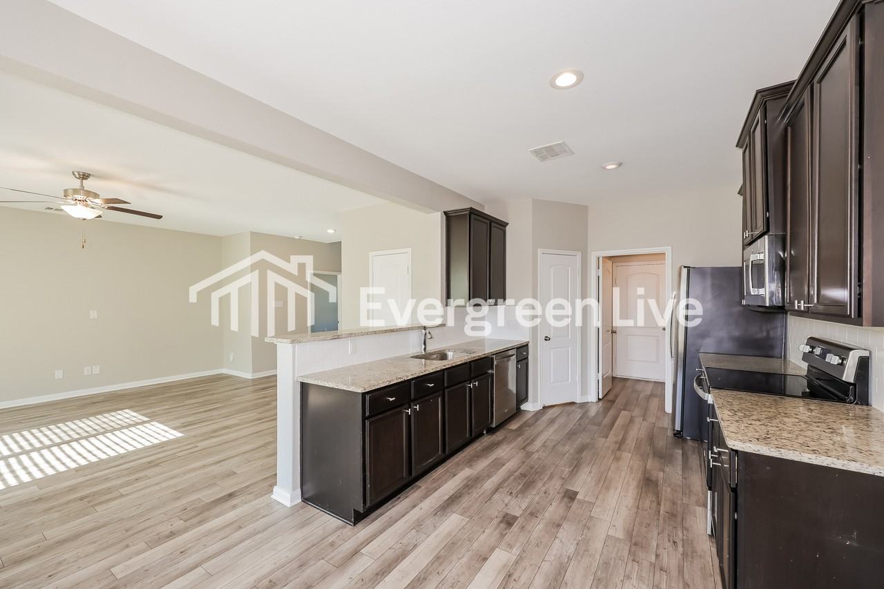 1527 Mackinac Dr - Photo 4 of 15