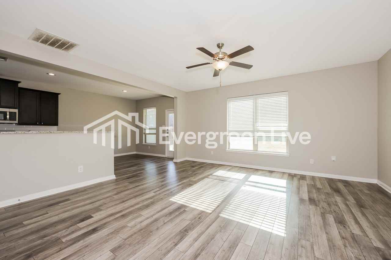 1527 Mackinac Dr - Photo 5 of 15