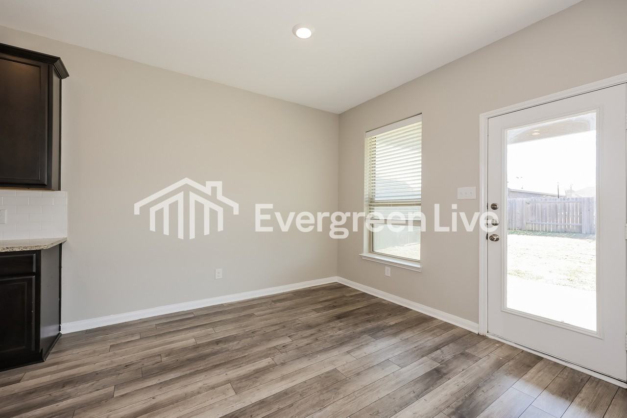 1527 Mackinac Dr - Photo 7 of 15