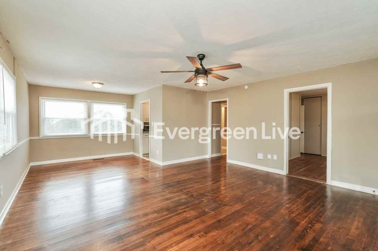 1147 Weston St - Photo 4 of 15