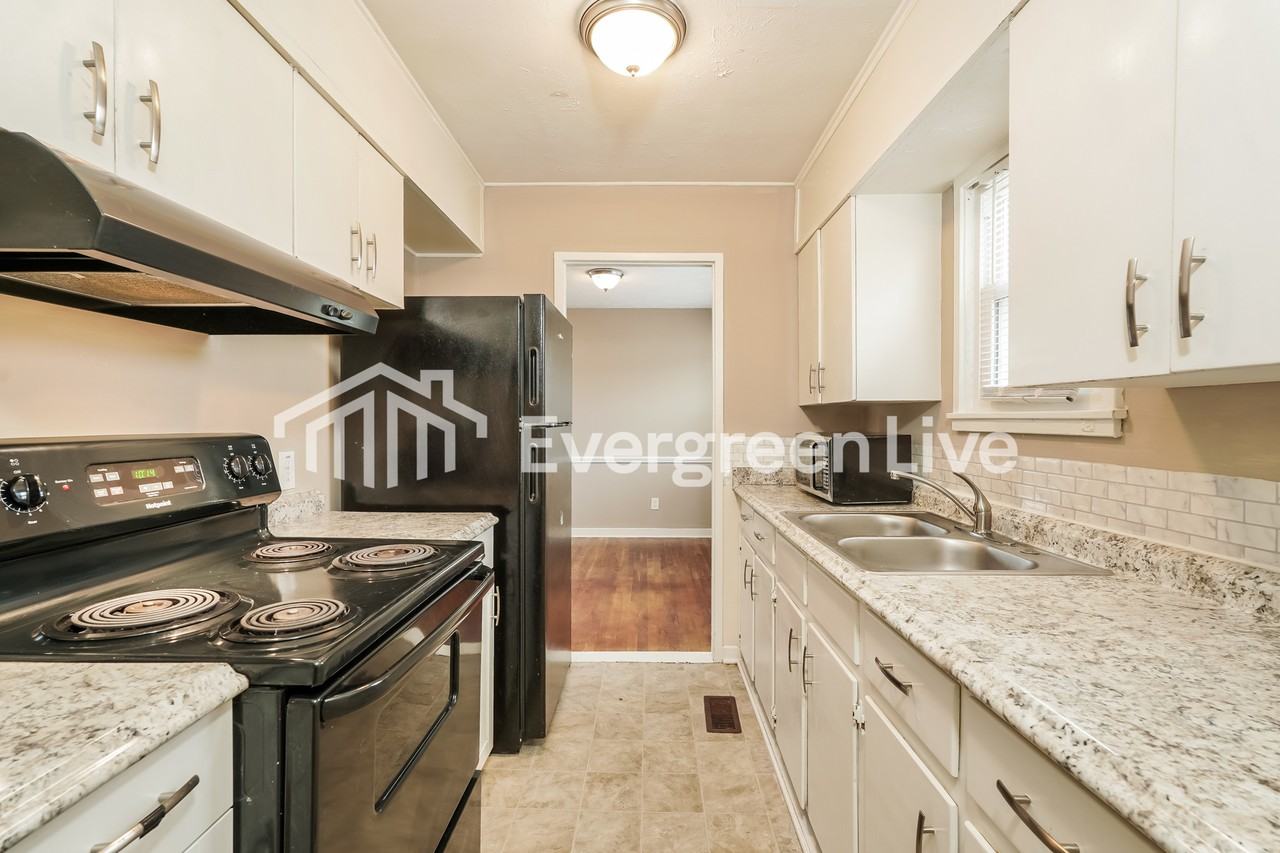 1147 Weston St - Photo 7 of 15