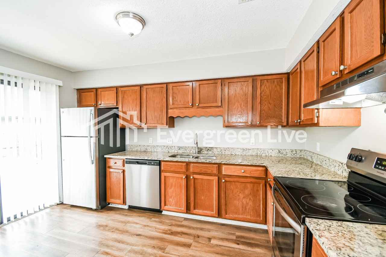 8149 Amberwood Ct - Photo 3 of 17