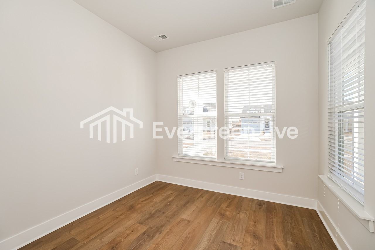 130 Bloomsbury St - Photo 7 of 15