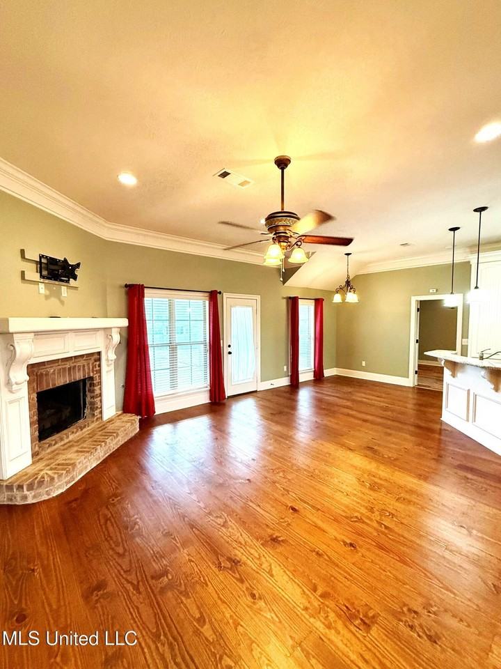 352 Austin Cir - Photo 4 of 17