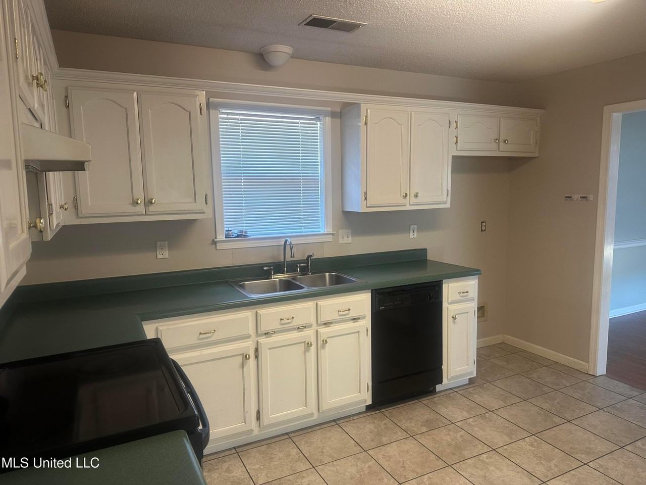 10860 Ridgefield Dr - Photo 3 of 13