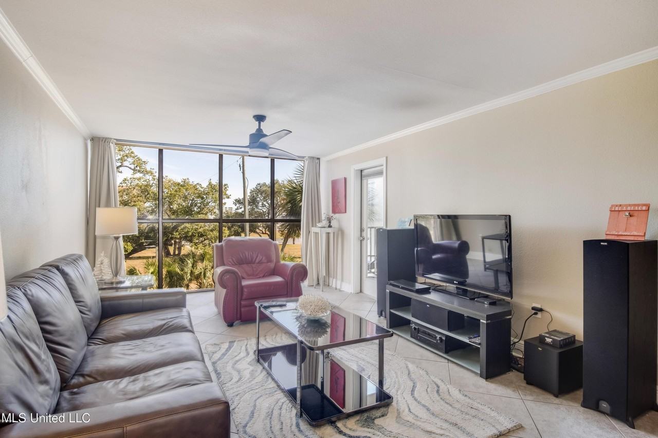 2046 Beach Blvd - Photo 7 of 23
