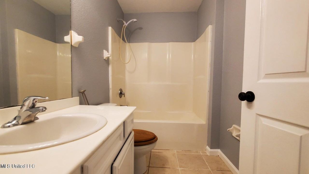 6011 E Adams St - Photo 4 of 9