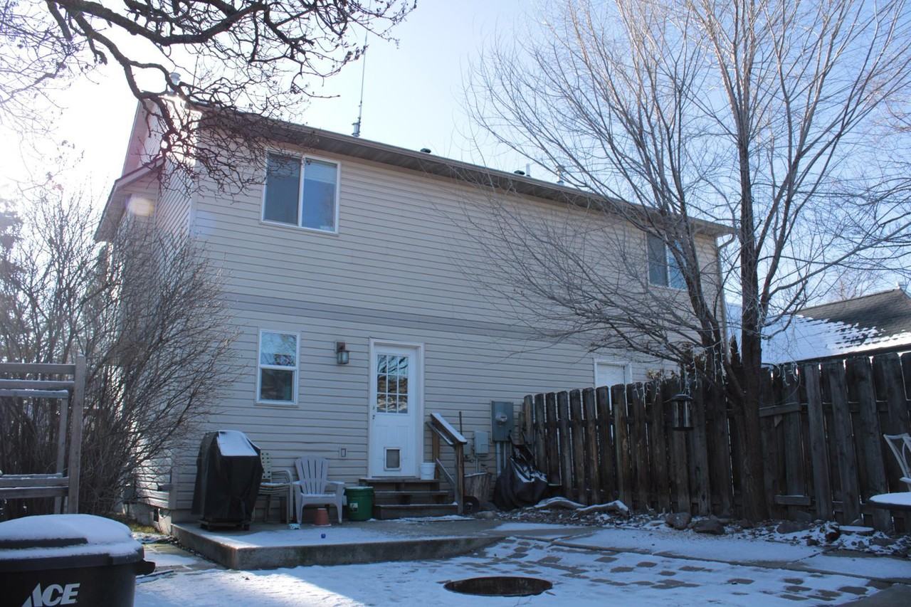 828 Defoe St #B - Photo 4 of 6