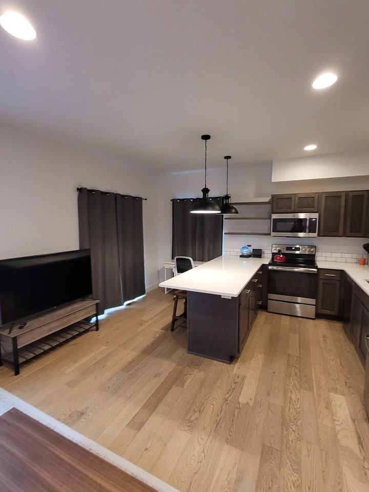 203 9th St Se - Photo 7 of 19