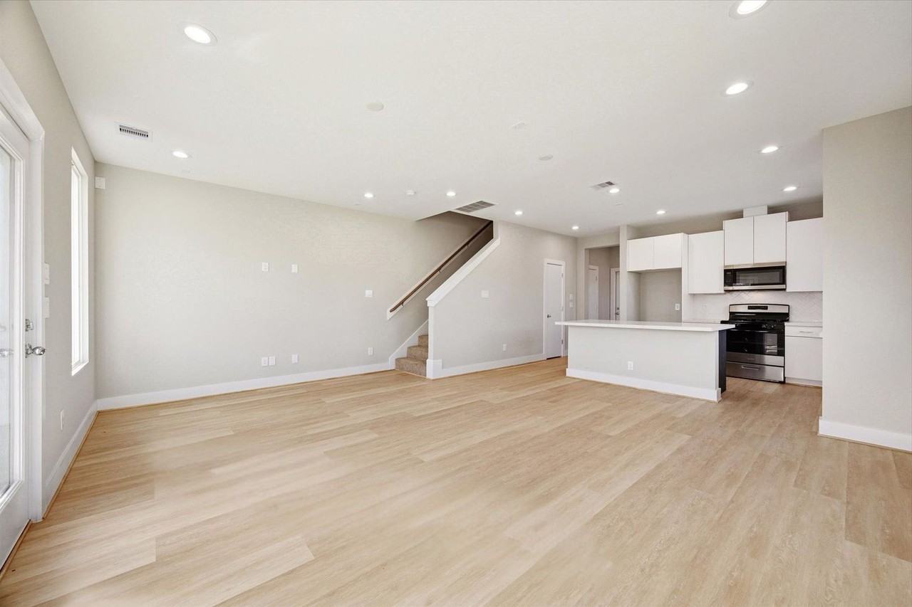 8664 Easthaven Blvd - Photo 4 of 18