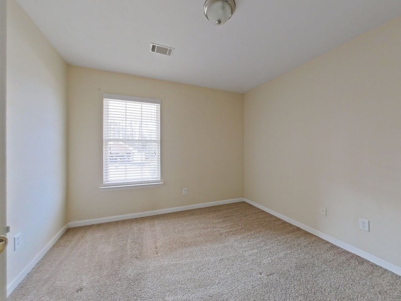 1725 Tamarind Way - Photo 5 of 31