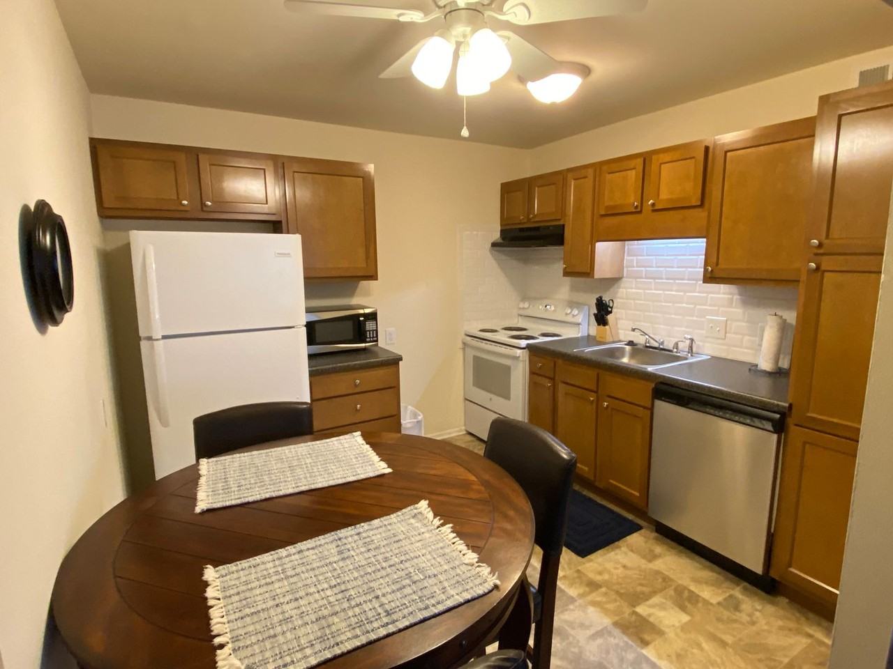 Colonial West Apartments - Photo 3 of 34