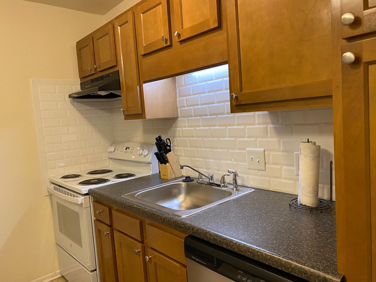 Colonial West Apartments - Photo 7 of 34