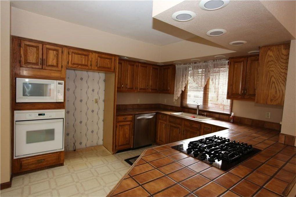 3051 Parkhill Dr - Photo 3 of 20