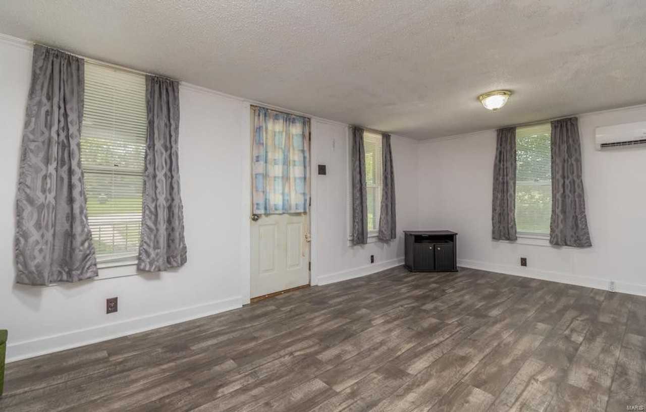 568 Catherine St - Photo 2 of 13