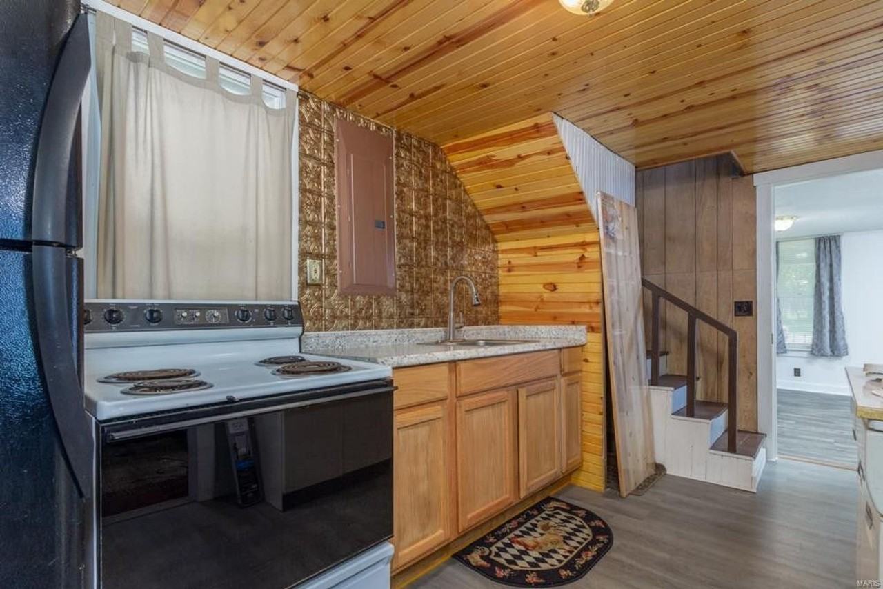 568 Catherine St - Photo 4 of 13