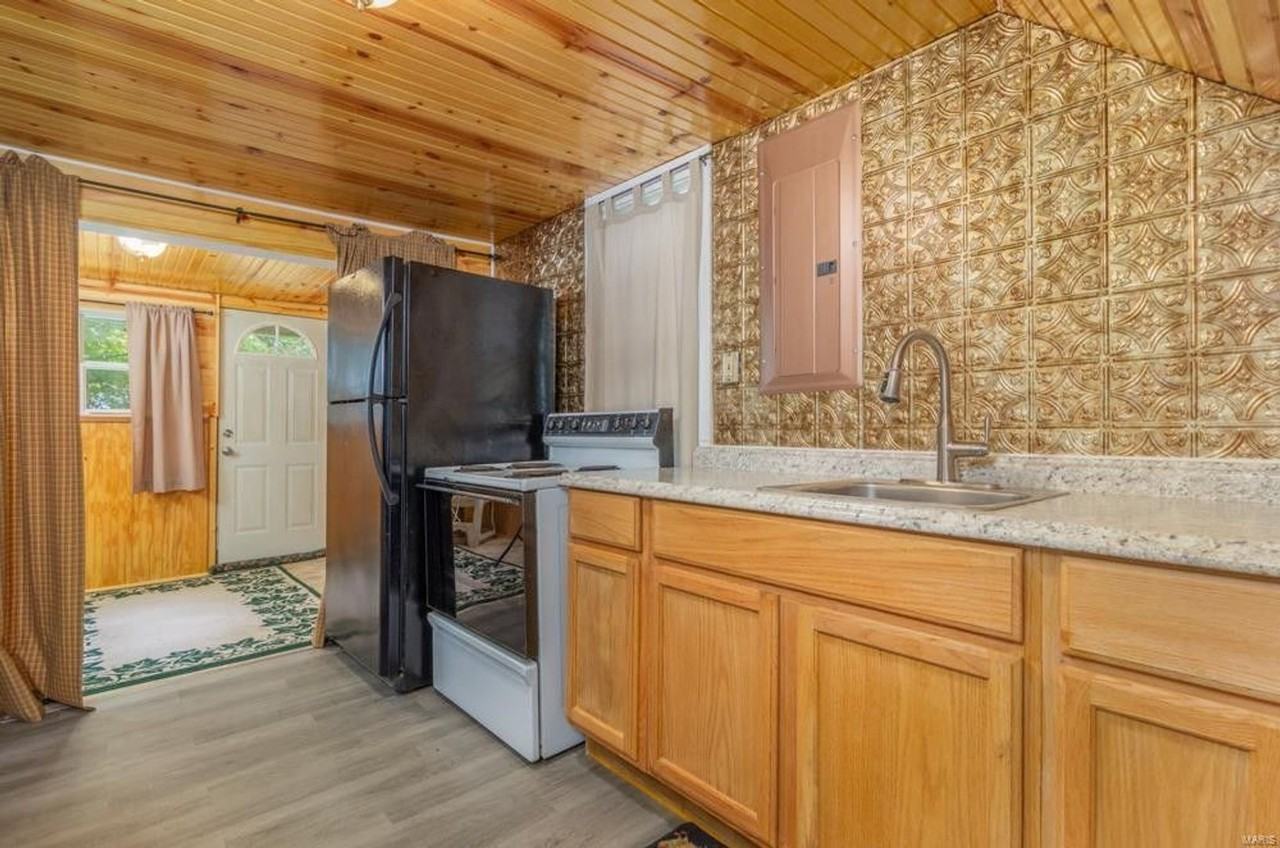 568 Catherine St - Photo 6 of 13