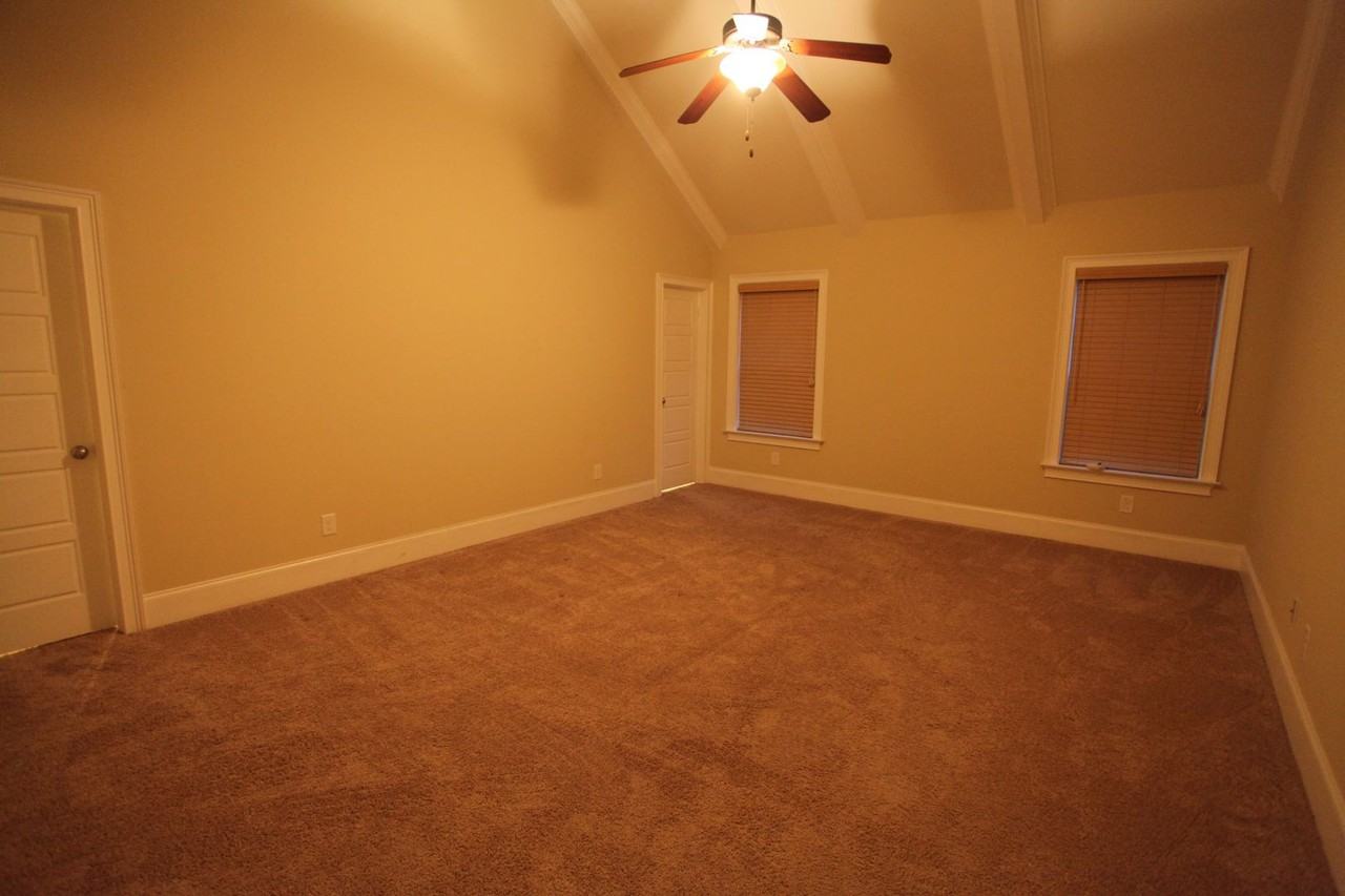 693 Banbury St - Photo 2 of 21